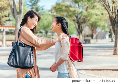 Girl praised by her mother (honor student) Girl praised by her mother (honor student) 81510035