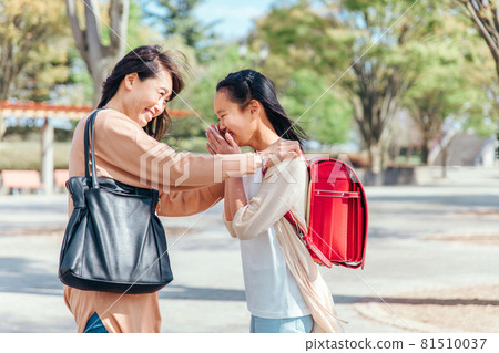 Girl loved by her mother Girl loved by her mother 81510037