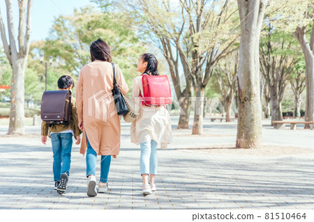 Parent and child walking in the park (back view) Parent and child walking in the park (back view) 81510464