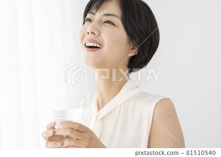一個女人早上喝一杯水補充水分 81510540