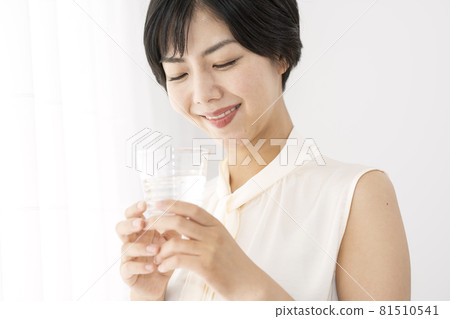一個女人早上喝一杯水補充水分 81510541