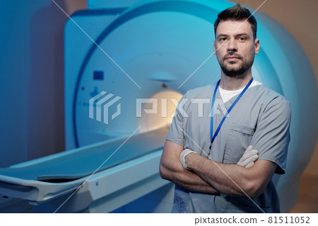 Young confident tomography professional crossing arms by chest Young confident tomography professional crossing arms by chest 81511052