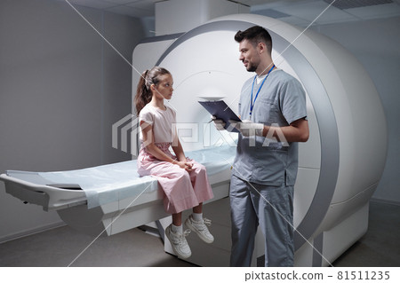 Contemporary radiologist consulting little patient Contemporary radiologist consulting little patient 81511235