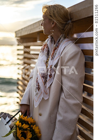 Top view elegant blonde woman contemplating sea waves from sand beach relaxing at luxury resort Top view elegant blonde woman contemplating sea waves from sand beach relaxing at luxury resort 81511266