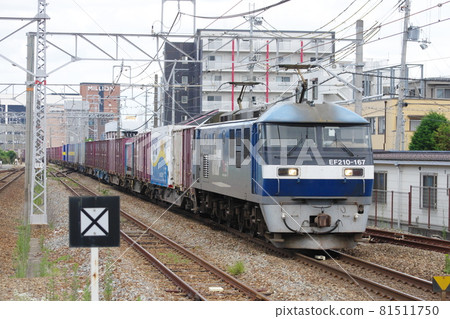 EF210牽引通過山陽本線大久保站的貨運列車 81511750