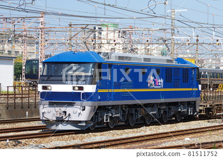 EF210型（300系列）電力機車，通過牽引貨運列車在山陽本線的西明石和明石之間運行 81511752