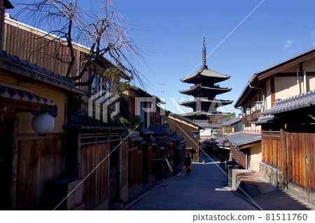 Five-storied pagoda in Kyoto in winter 81511760