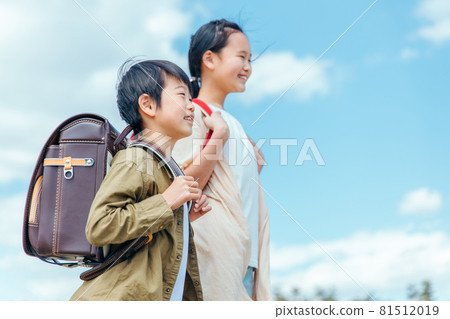 微笑的小學生（藍天） 81512019