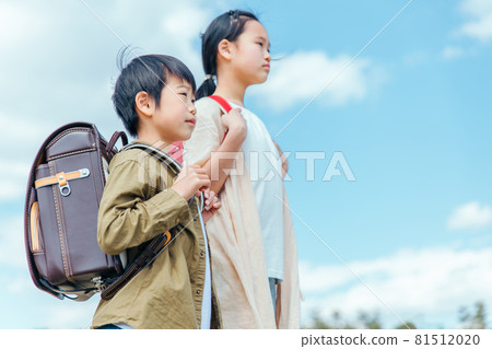 表情嚴肅的小學生 表情嚴肅的小學生 81512020