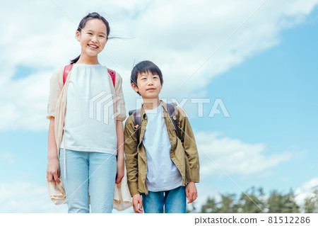 Siblings of elementary school students who are close friends (looking at the camera) 81512286