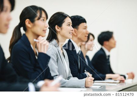 接受培訓的商務人士 接受培訓的商務人士 81512470