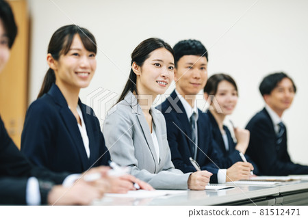 接受培訓的商務人士 接受培訓的商務人士 81512471