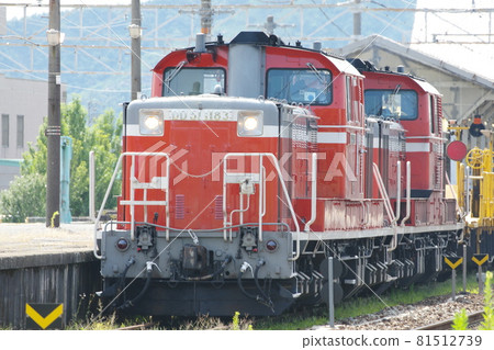 DD51 double-headed rail transport train stopped at Yoshinaga Station on the Sanyo Main Line (Korin) 81512739