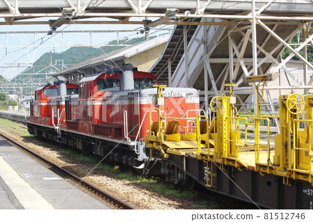 DD51 double-headed rail transport train that stops at Yoshinaga Station on the Sanyo Main Line (Korin) DD51 double-headed rail transport train that stops at Yoshinaga Station on the Sanyo Main Line (Korin) 81512746
