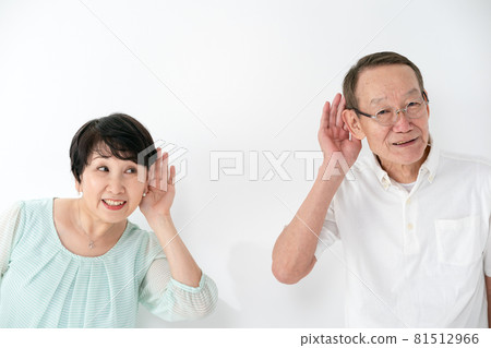 Senior couple deafness cannot be heard Senior couple deafness cannot be heard 81512966