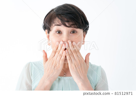驚奇的資深婦女驚奇 81512971