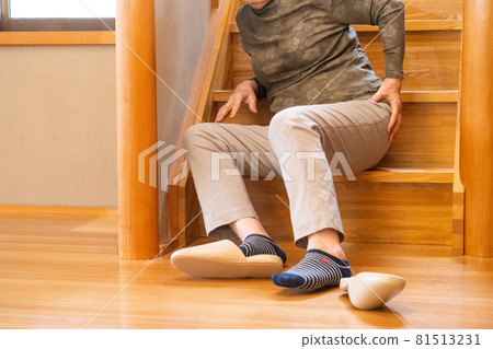 下樓梯的老人 下樓梯的老人 81513231