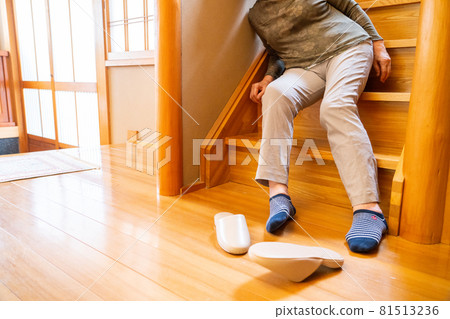 Elderly people who stepped off the stairs 81513236
