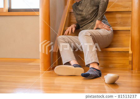 Elderly people who stepped off the stairs 81513237