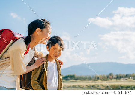 小學生安慰男孩 81513674