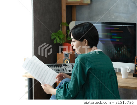 Woman composing 81513786