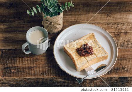An butter toast breakfast 81515911