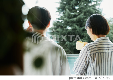 在陽台上喝咖啡的男人和女人 81515949