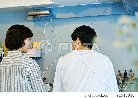 男人和女人在廚房裡聊天 男人和女人在廚房裡聊天 81515956