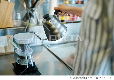在廚房煮咖啡的女人 81516027