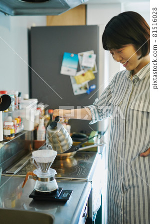 在廚房煮咖啡的女人 81516028