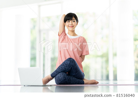 一名年輕女子在做在線瑜伽。 一名年輕女子在做在線瑜伽。 81516040