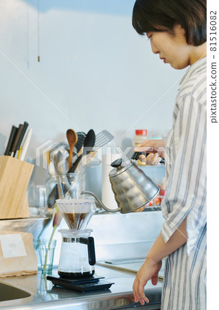在廚房煮咖啡的女人 81516082