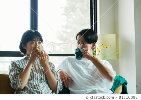 男人和女人在沙發上放鬆，喝咖啡 81516085