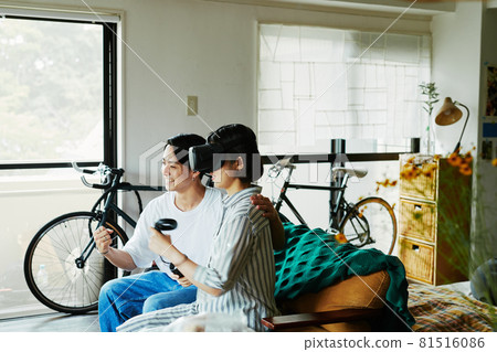 夫婦在室內享受 VR 81516086