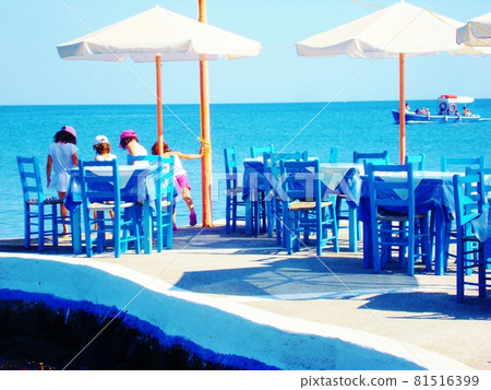 Children staring at the sea innocently from Santorini Children staring at the sea innocently from Santorini 81516399