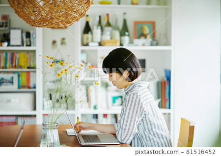 在辦公桌前做遠程工作的女人 81516452