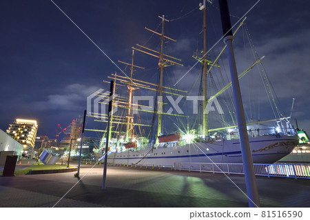 午夜停泊在神戶港的“Nippon Maru”和“Kaiwo Maru” 午夜停泊在神戶港的“Nippon Maru”和“Kaiwo Maru” 81516590