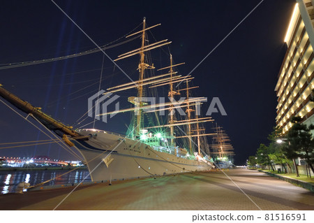 午夜停泊在神戶港的“Nippon Maru”和“Kaiwo Maru” 午夜停泊在神戶港的“Nippon Maru”和“Kaiwo Maru” 81516591