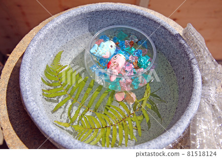 Hand water flower (Nishimiya Hachimangu) 81518124