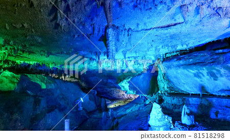 石灰岩洞穴被點亮 石灰岩洞穴被點亮 81518298