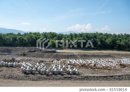 Wave-dissipating blocks lined up in rivers Wave-dissipating blocks lined up in rivers 81519614