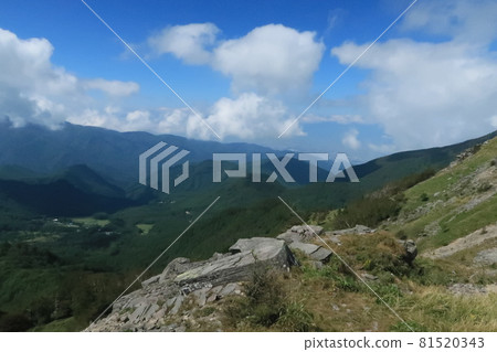 藍天下的宇久志原高原 81520343