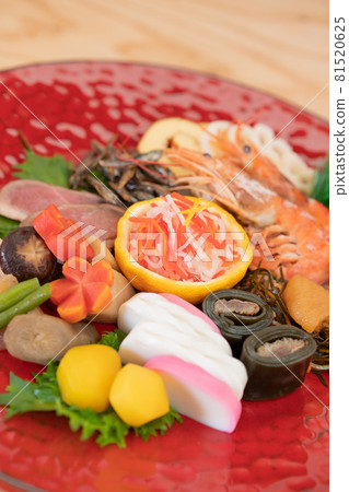 紅色圓盤上的新年菜餚 紅色圓盤上的新年菜餚 81520625