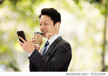 Businessman smartphone earphone Businessman smartphone earphone 81521264