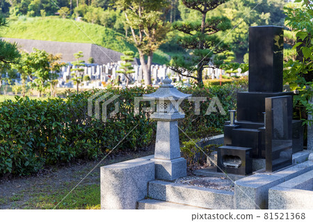 Black tombstones and white stone lanterns in the reien Black tombstones and white stone lanterns in the reien 81521368