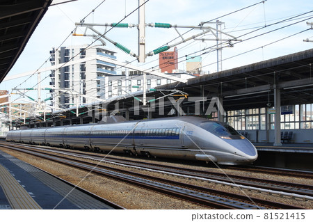 Sanyo Shinkansen Series 500 Kodama (down) stopped at Nishi-Akeishi Station 81521415