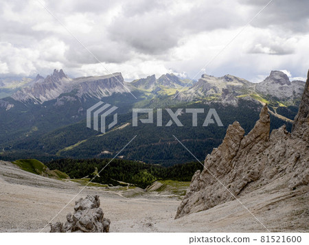 tofane dolomites mountains panorama 81521600
