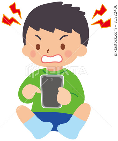 玩智能手機的男孩生氣 81522436