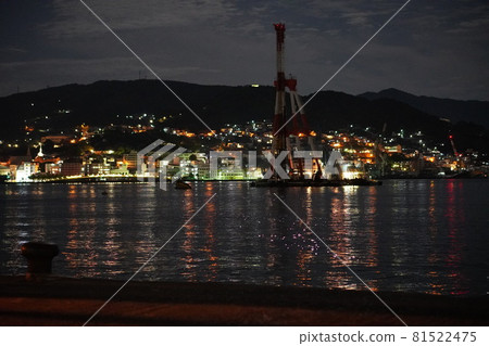 長崎港夜景-船、橋和美麗的風景- 81522475