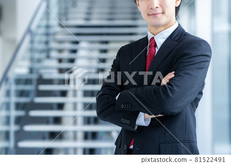 一個年輕的商人，雙臂交叉 81522491